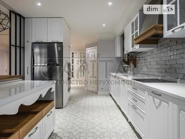 Sale of 3-room apartment 123 sq. m on Mytropolyta Vasylya Lypk St.