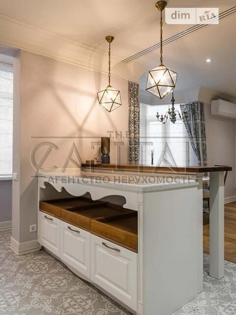 Sale of 3-room apartment 123 sq. m on Mytropolyta Vasylya Lypk St.