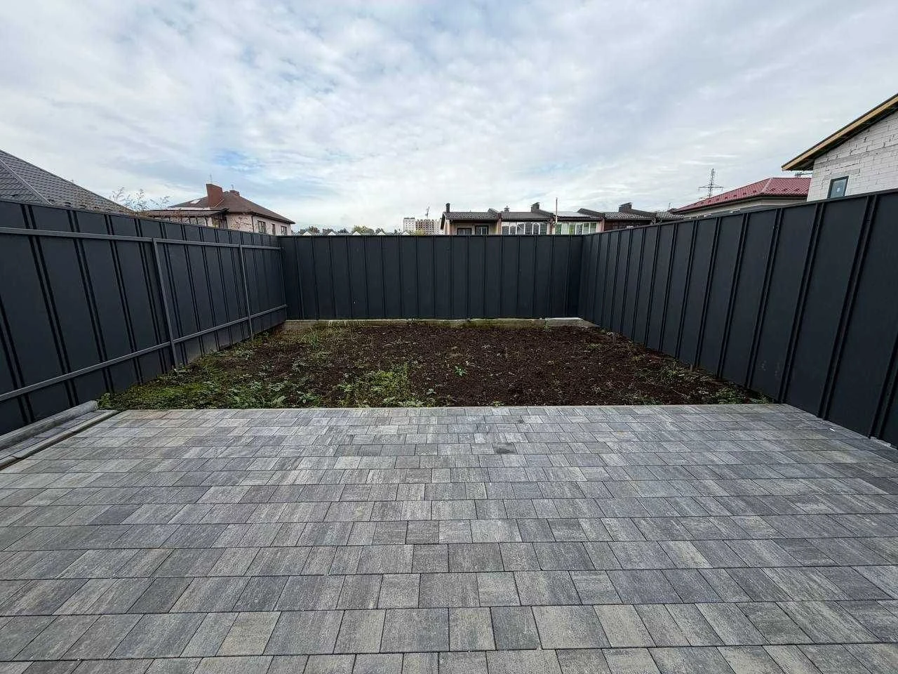 Таунхаус с ремонтом 100 м², участком 1,5 сотки, центральными