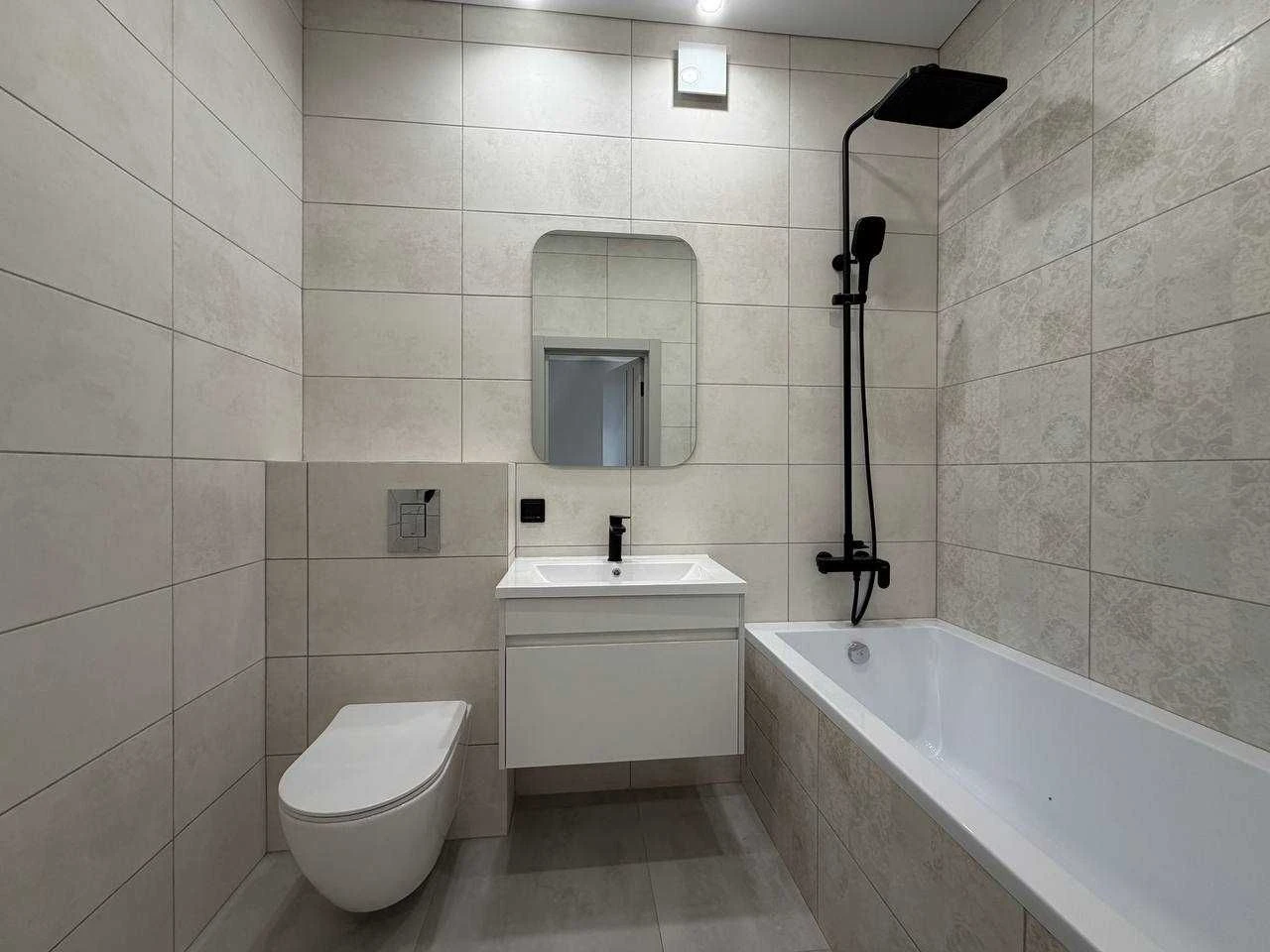 Таунхаус с ремонтом 100 м², участком 1,5 сотки, центральными