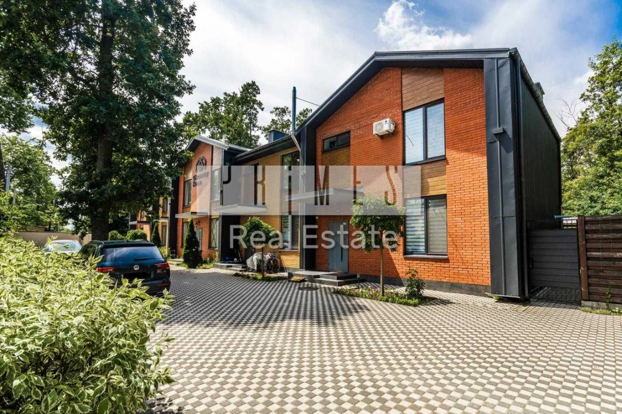 Продаж стильного таунхаусу у сосновому лісі Буча