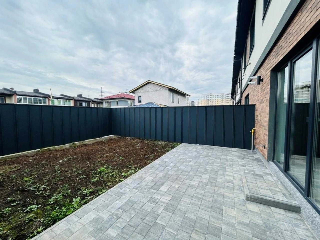 Таунхаус біля школи в Бучі з ремонтом та меблями 100 м² Газ