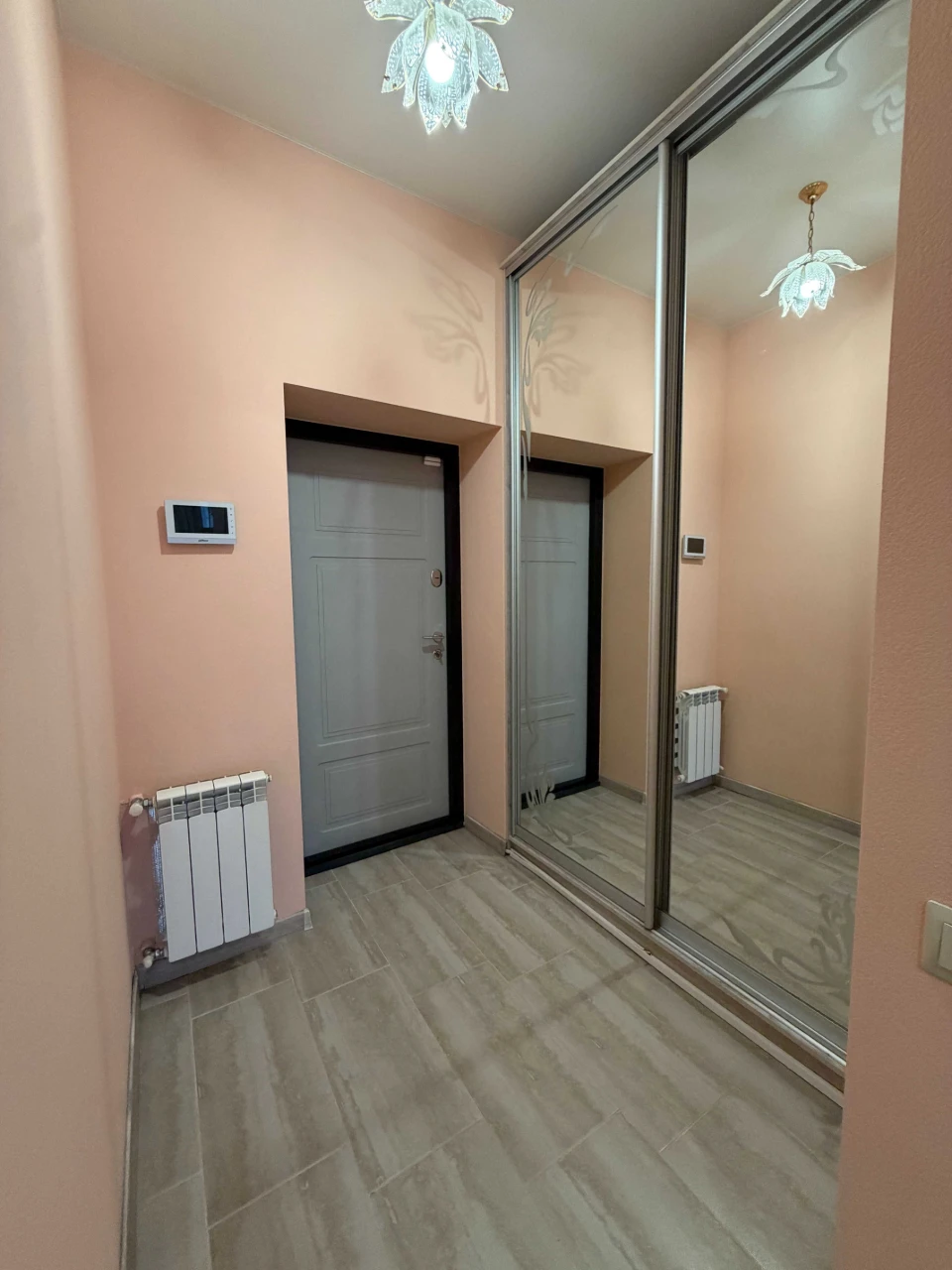 Продаж таунхауса з ремонтом в Бучі, газ, сонячні панелі, ака