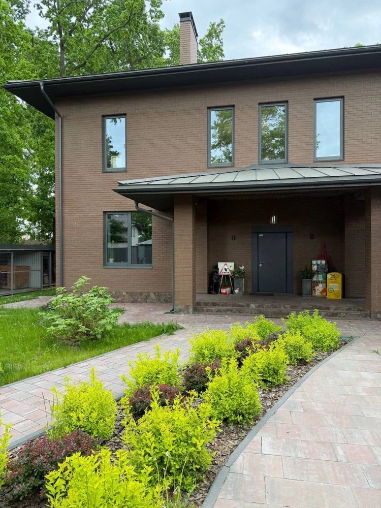 ПРОДАЖ сімейного будинку 290м2 в тихому центрі Бучі на 14 со