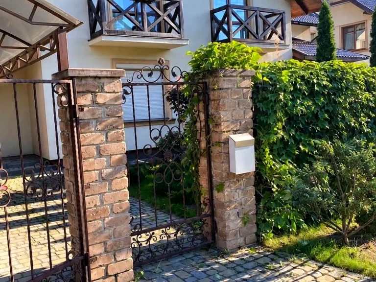 Продаж будинку 186 м² 5 сот.