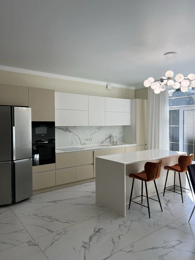 Продаж будинку 220 м² з басейном та джакузі,Ділянка 10 соток