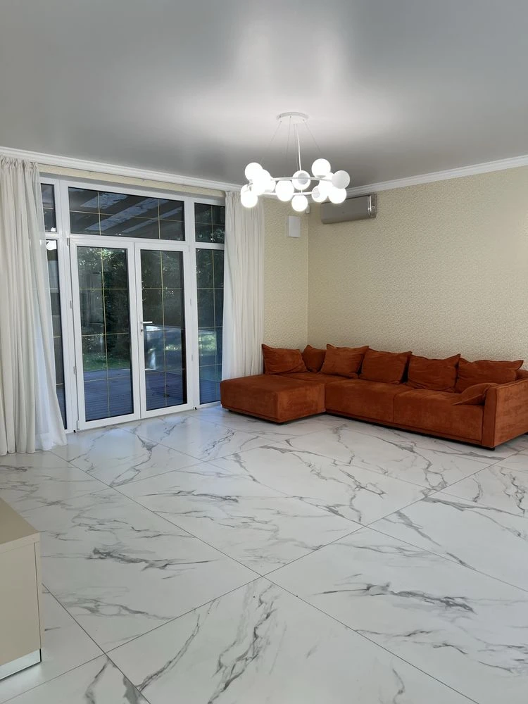 Продаж будинку 220 м² з басейном та джакузі,Ділянка 10 соток