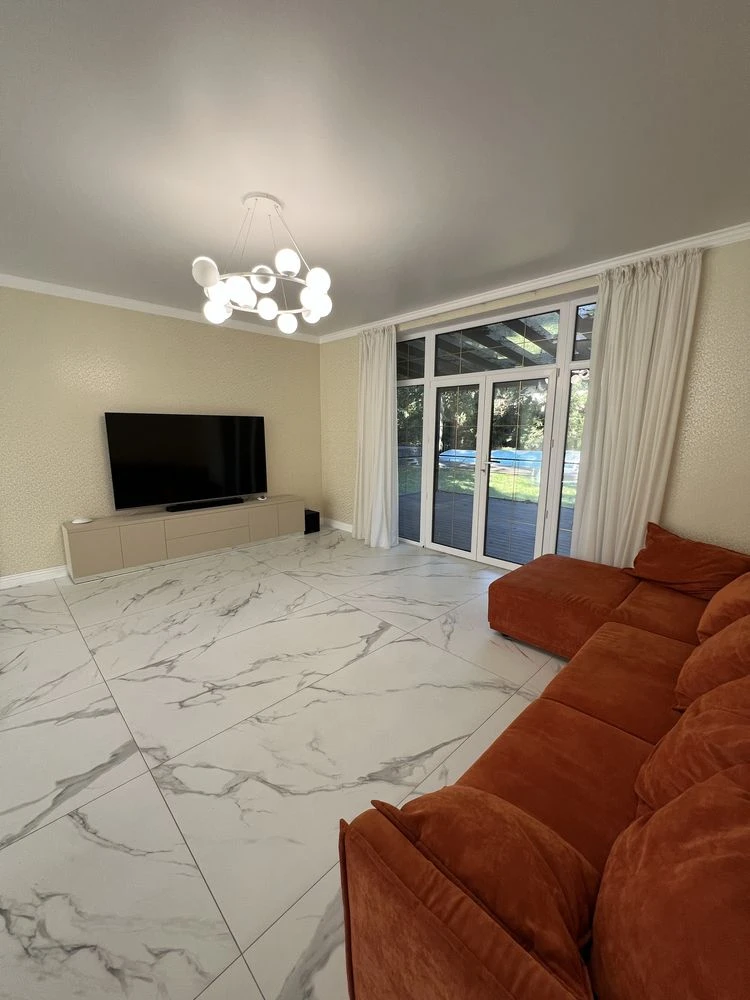 Продаж будинку 220 м² з басейном та джакузі,Ділянка 10 соток