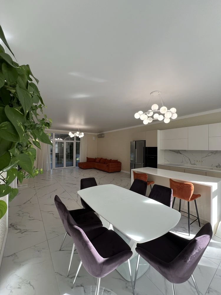 Продаж будинку 220 м² з басейном та джакузі,Ділянка 10 соток