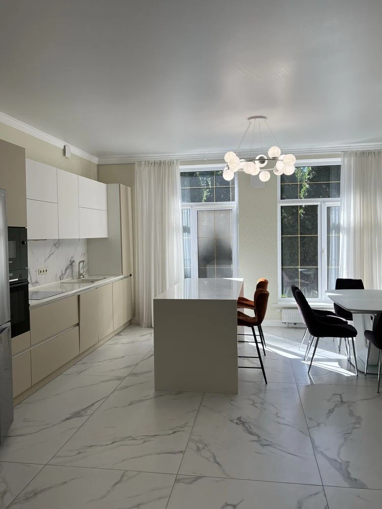 Продаж будинку 220 м² з басейном та джакузі,Ділянка 10 соток