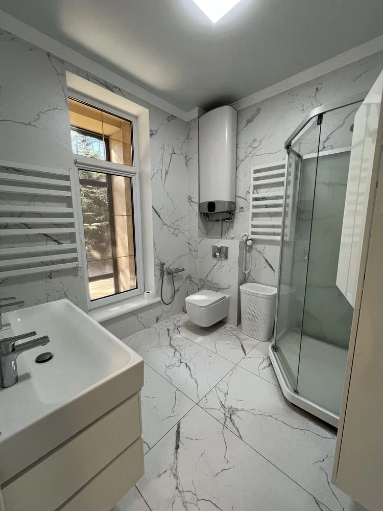 Продаж будинку 220 м² з басейном та джакузі,Ділянка 10 соток