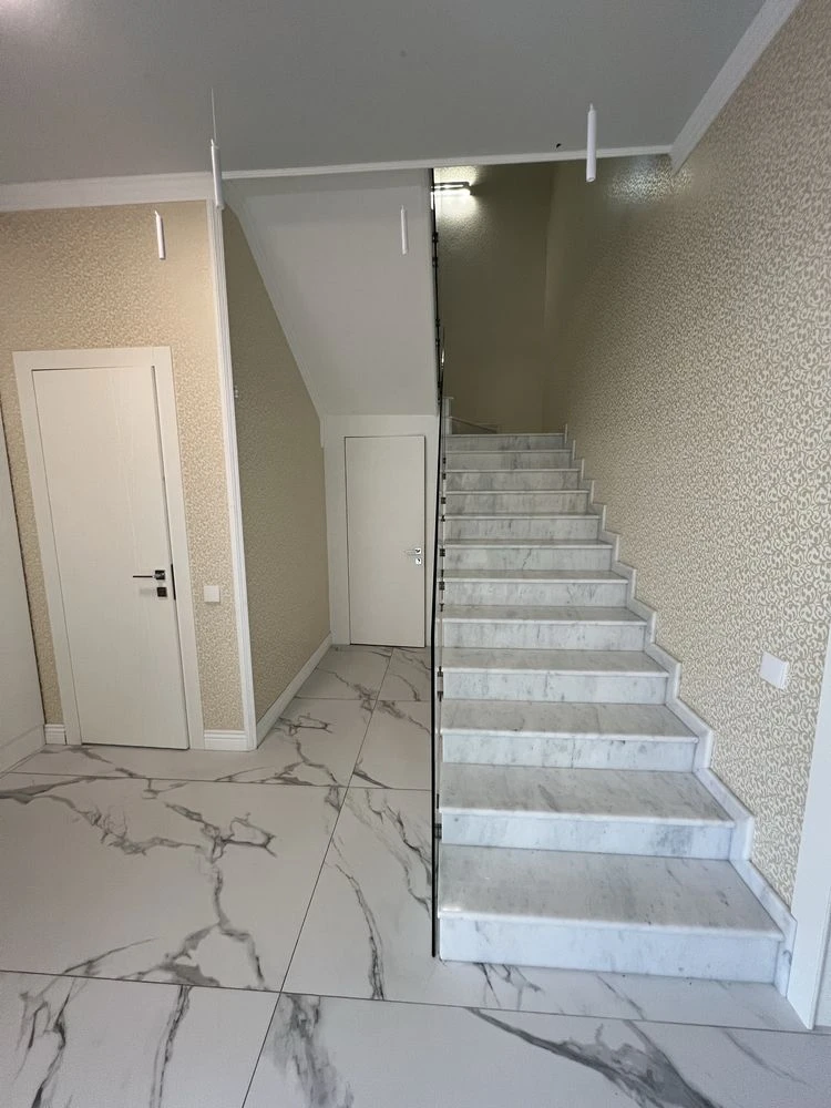 Продаж будинку 220 м² з басейном та джакузі,Ділянка 10 соток