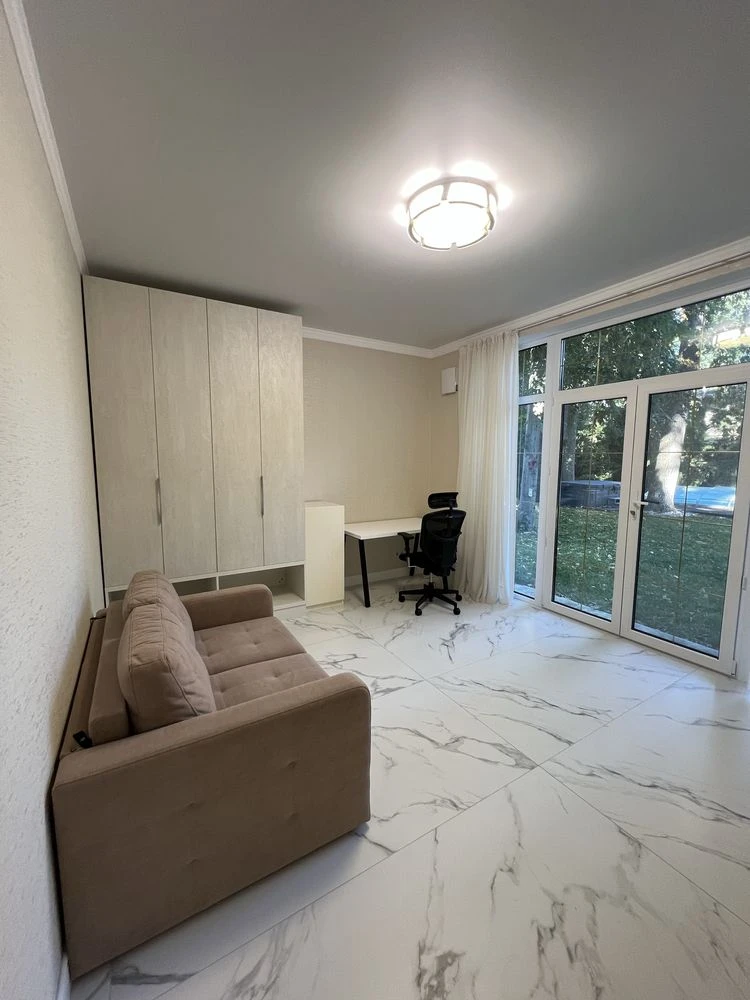 Продаж будинку 220 м² з басейном та джакузі,Ділянка 10 соток