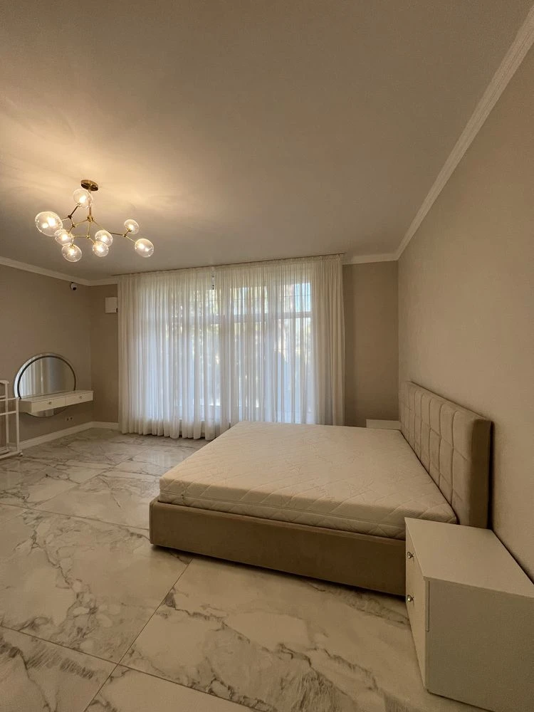 Продаж будинку 220 м² з басейном та джакузі,Ділянка 10 соток