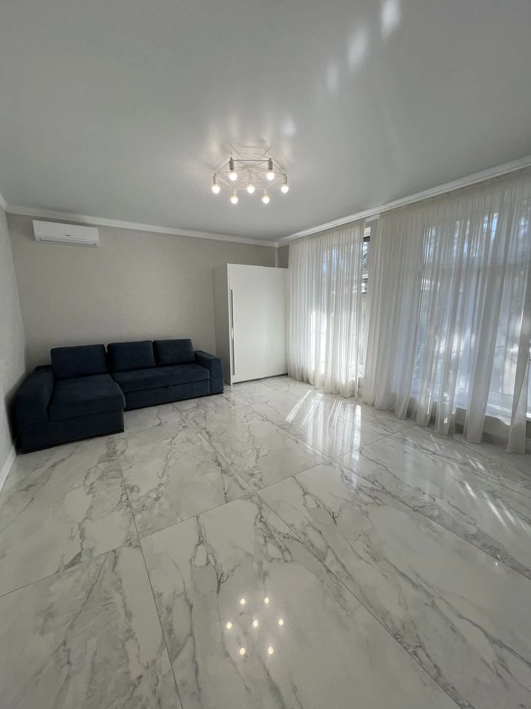 Продаж будинку 220 м² з басейном та джакузі,Ділянка 10 соток