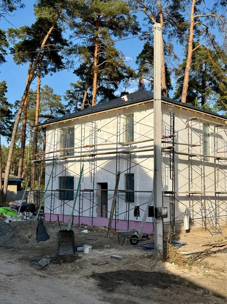 Новий будинок у Лісовій Бучі, район Отаманші, на етапі будів
