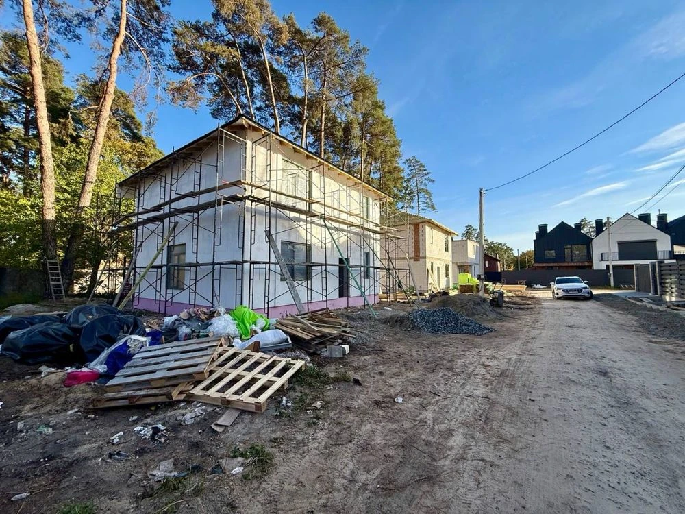 Новий будинок у Лісовій Бучі, район Отаманші, на етапі будів