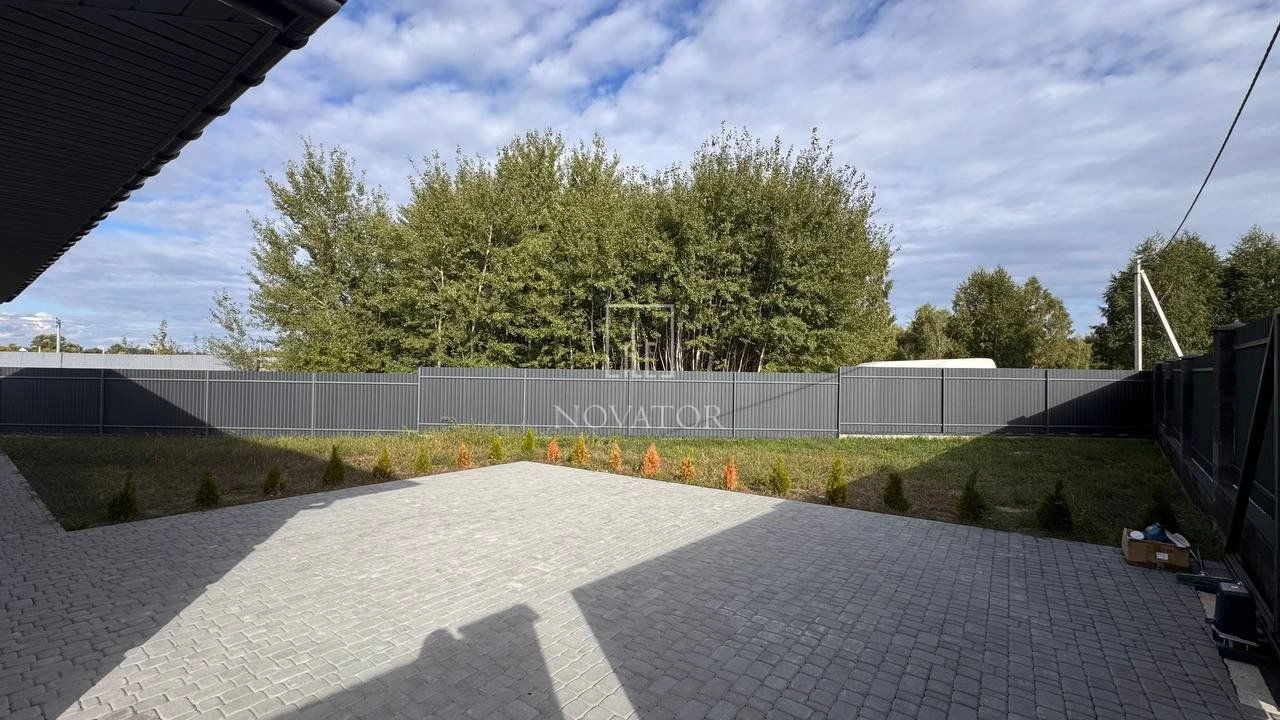 Сучасний будинок із ремонтом, меблями та терасою в Лісовій Б