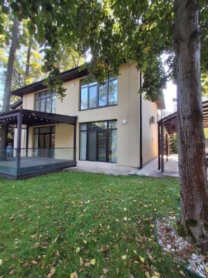 Сучасний будинок 220 м² з басейном, джакузі та автономією 10