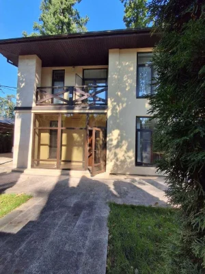 Сучасний будинок 220 м² з басейном, джакузі та автономією 10