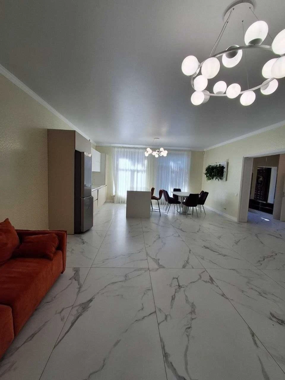 Сучасний будинок 220 м² з басейном, джакузі та автономією 10