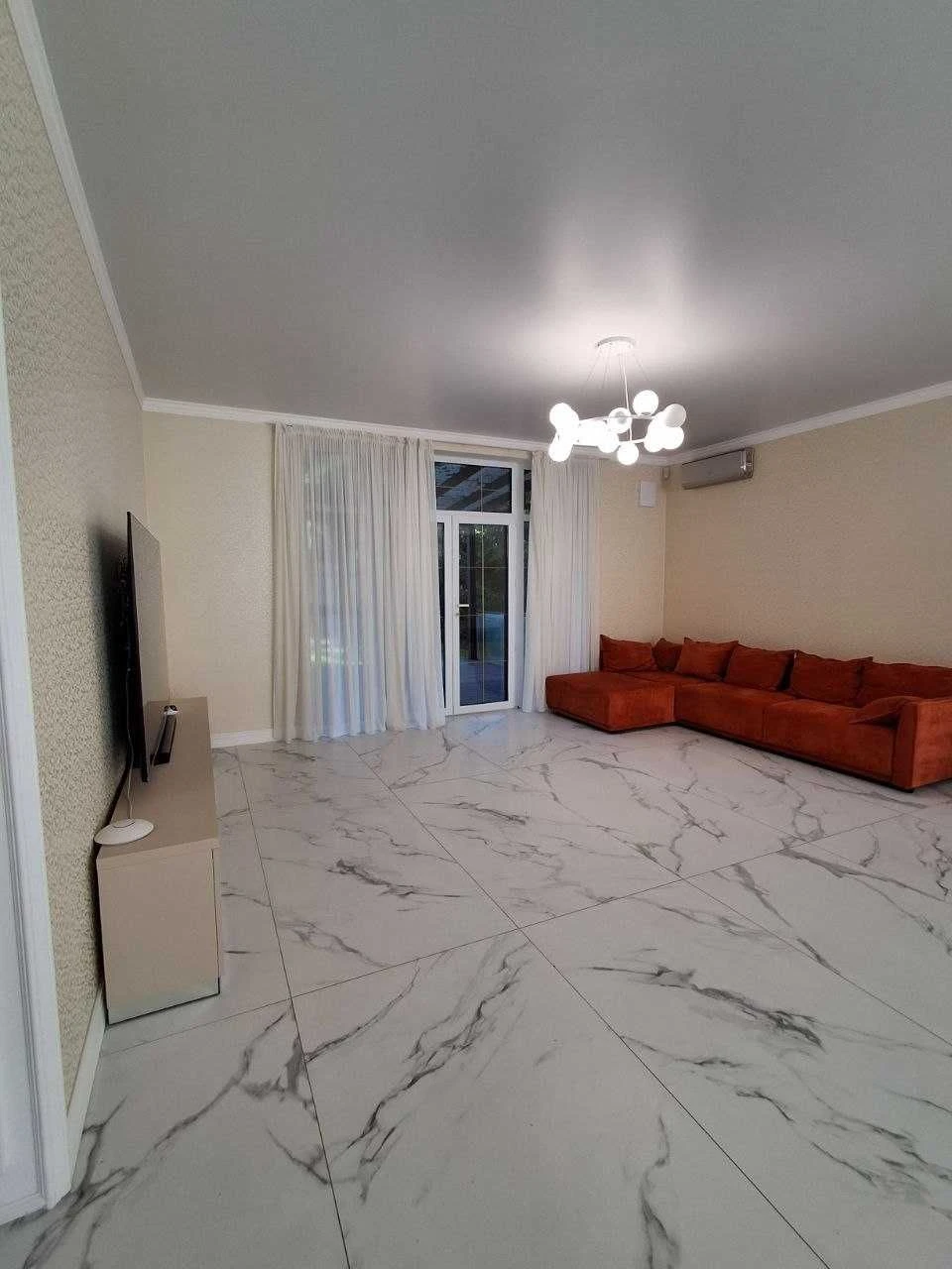 Сучасний будинок 220 м² з басейном, джакузі та автономією 10