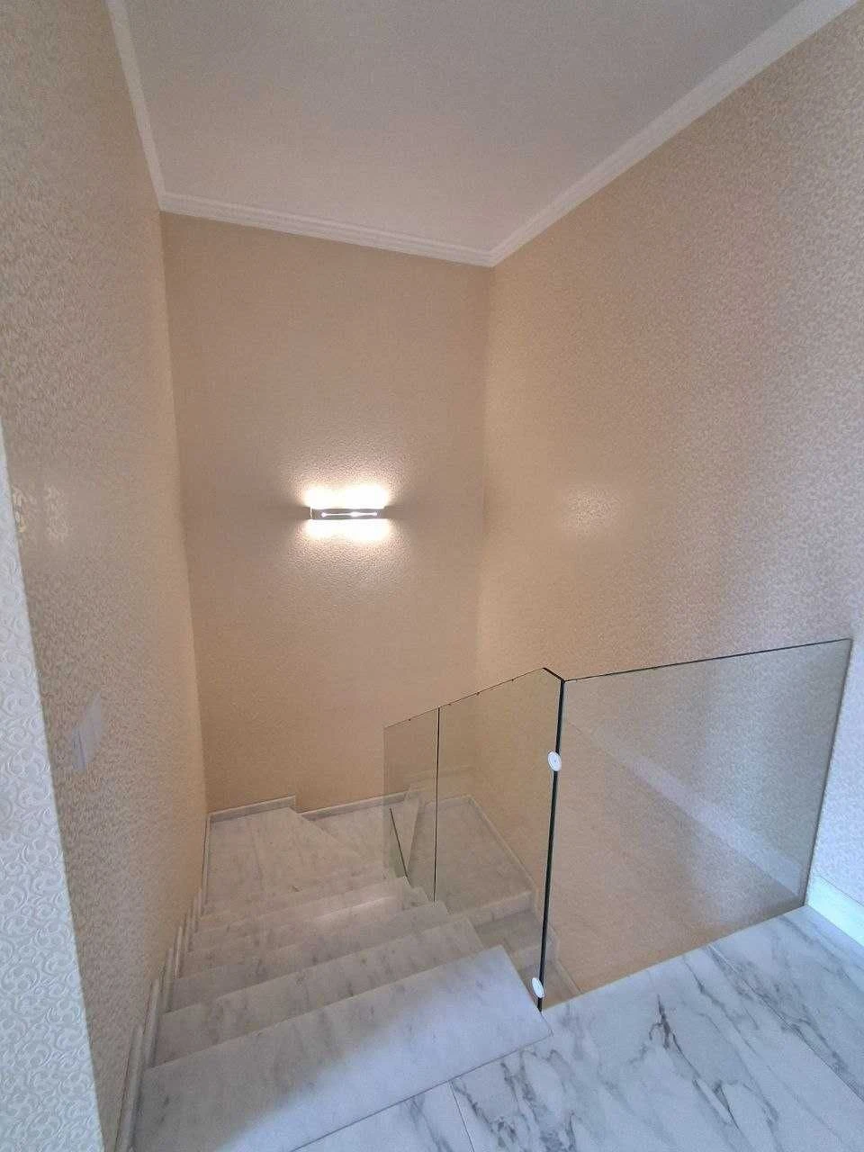 Сучасний будинок 220 м² з басейном, джакузі та автономією 10
