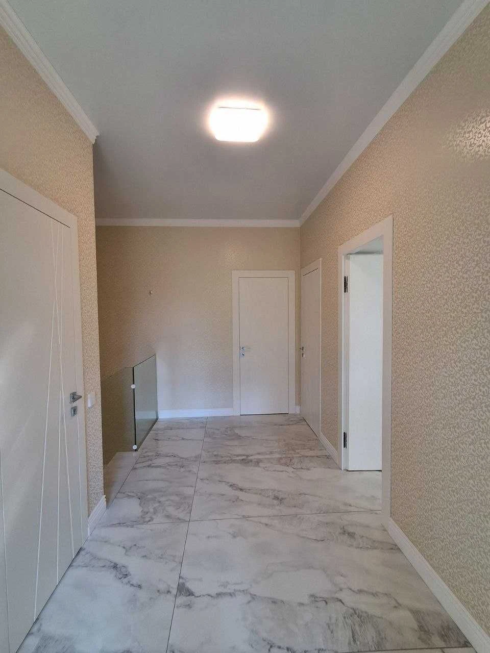 Сучасний будинок 220 м² з басейном, джакузі та автономією 10