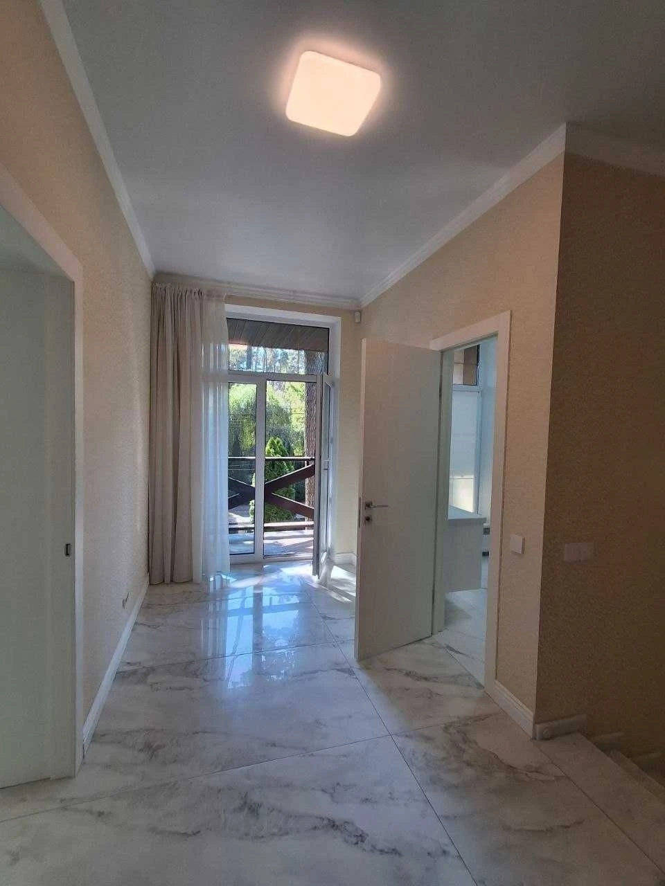 Сучасний будинок 220 м² з басейном, джакузі та автономією 10