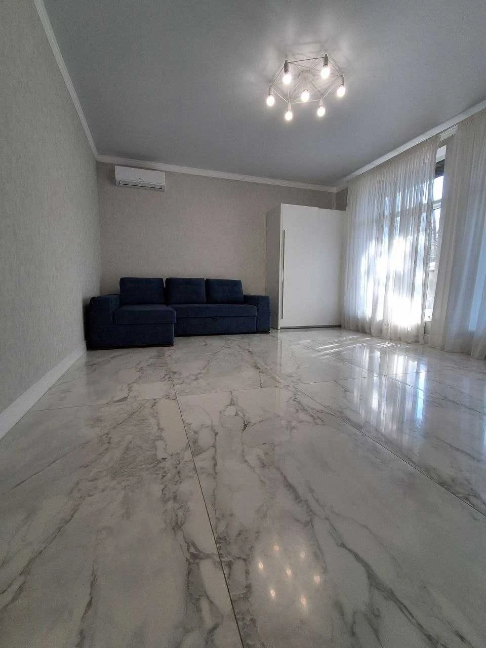 Сучасний будинок 220 м² з басейном, джакузі та автономією 10