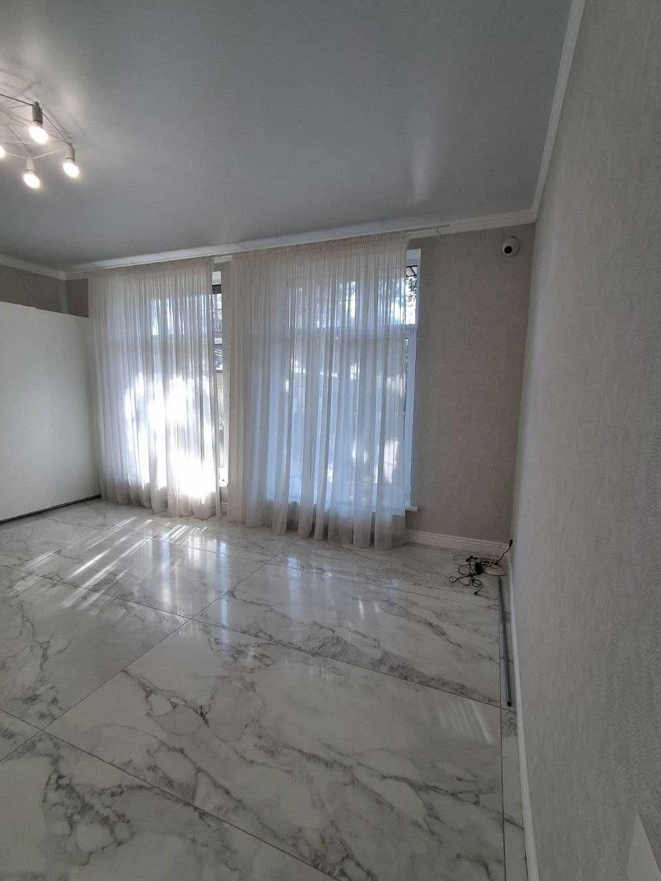 Сучасний будинок 220 м² з басейном, джакузі та автономією 10