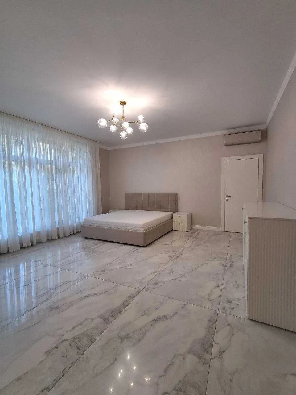 Сучасний будинок 220 м² з басейном, джакузі та автономією 10