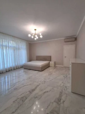 Сучасний будинок 220 м² з басейном, джакузі та автономією 10