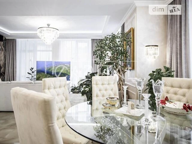 Продаж 3к квартири 143 кв. м на вул. Андрія Верхогляда 15 •
