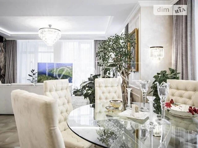 Продаж 3к квартири 143 кв. м на вул. Андрія Верхогляда 15 •