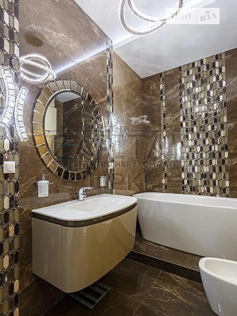 Продаж 3к квартири 143 кв. м на вул. Андрія Верхогляда 15 •