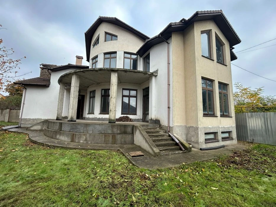House at 9 Fontana Station, 5 acres