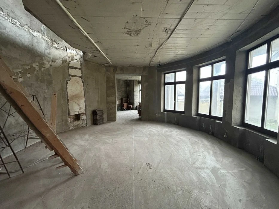 House at 9 Fontana Station, 5 acres