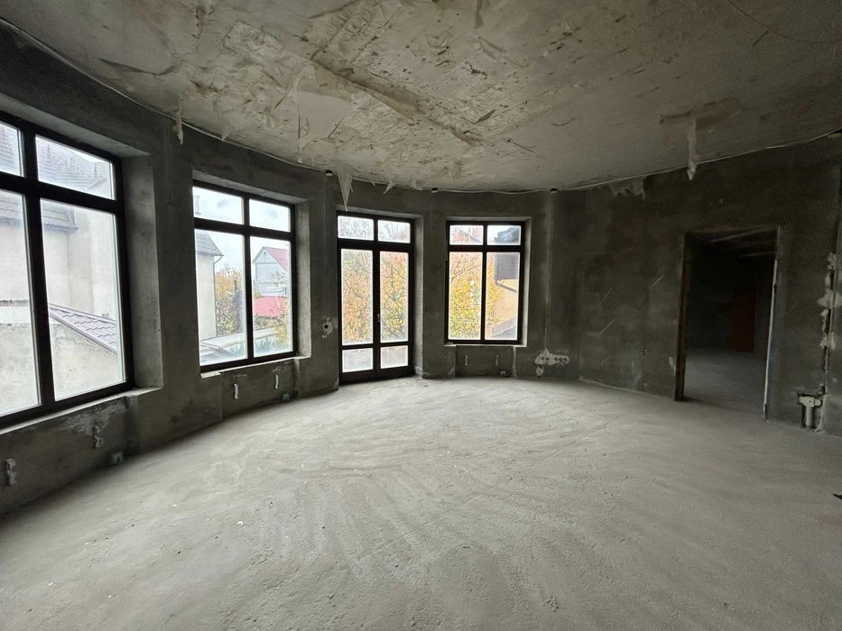 House at 9 Fontana Station, 5 acres