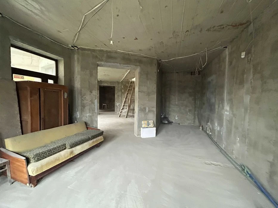 House at 9 Fontana Station, 5 acres