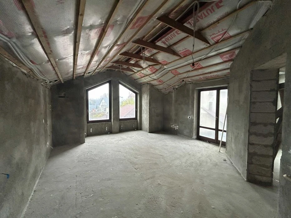 House at 9 Fontana Station, 5 acres