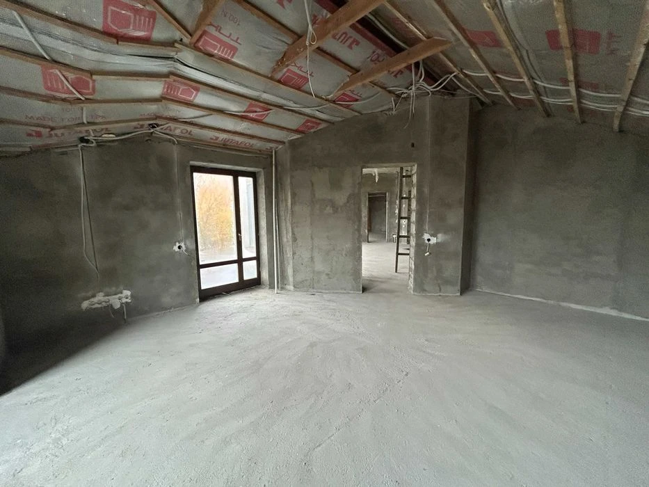 House at 9 Fontana Station, 5 acres