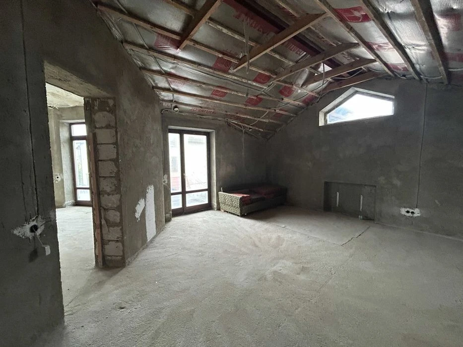 House at 9 Fontana Station, 5 acres