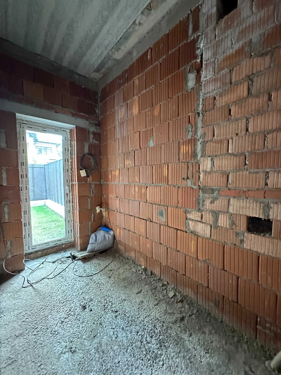 Продам дуплекс в Бучі на 3х сотках землі з чистовим наповнен