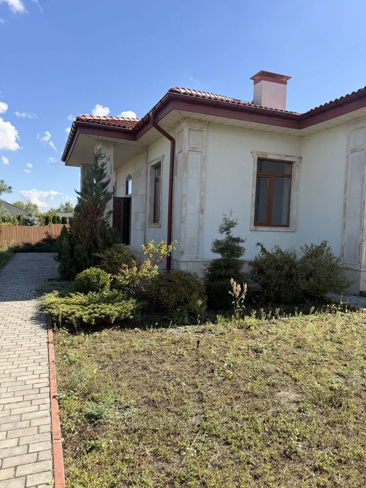 Сучасний одноповерховий будинок у Бучі  неподалік міського п