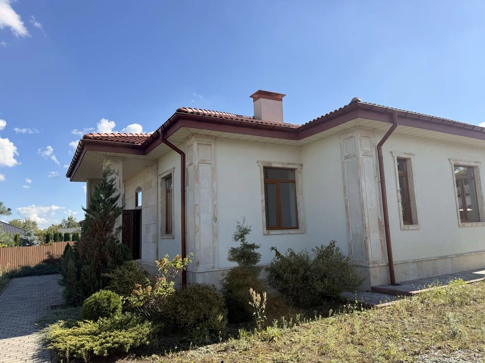 Сучасний одноповерховий будинок у Бучі  неподалік міського п