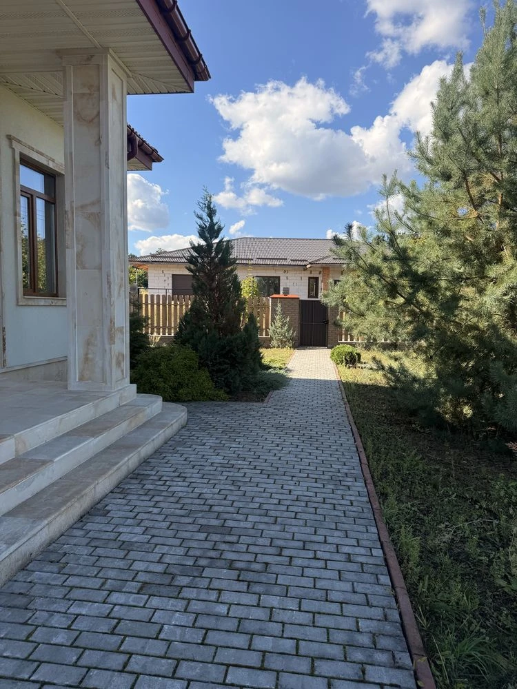 Сучасний одноповерховий будинок у Бучі  неподалік міського п