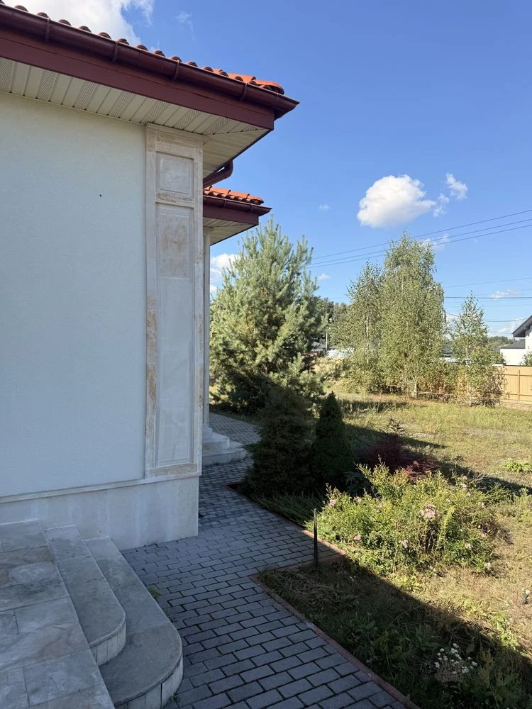 Сучасний одноповерховий будинок у Бучі  неподалік міського п