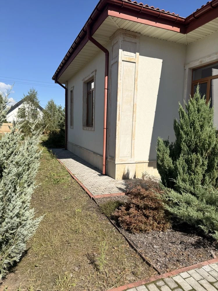 Сучасний одноповерховий будинок у Бучі  неподалік міського п