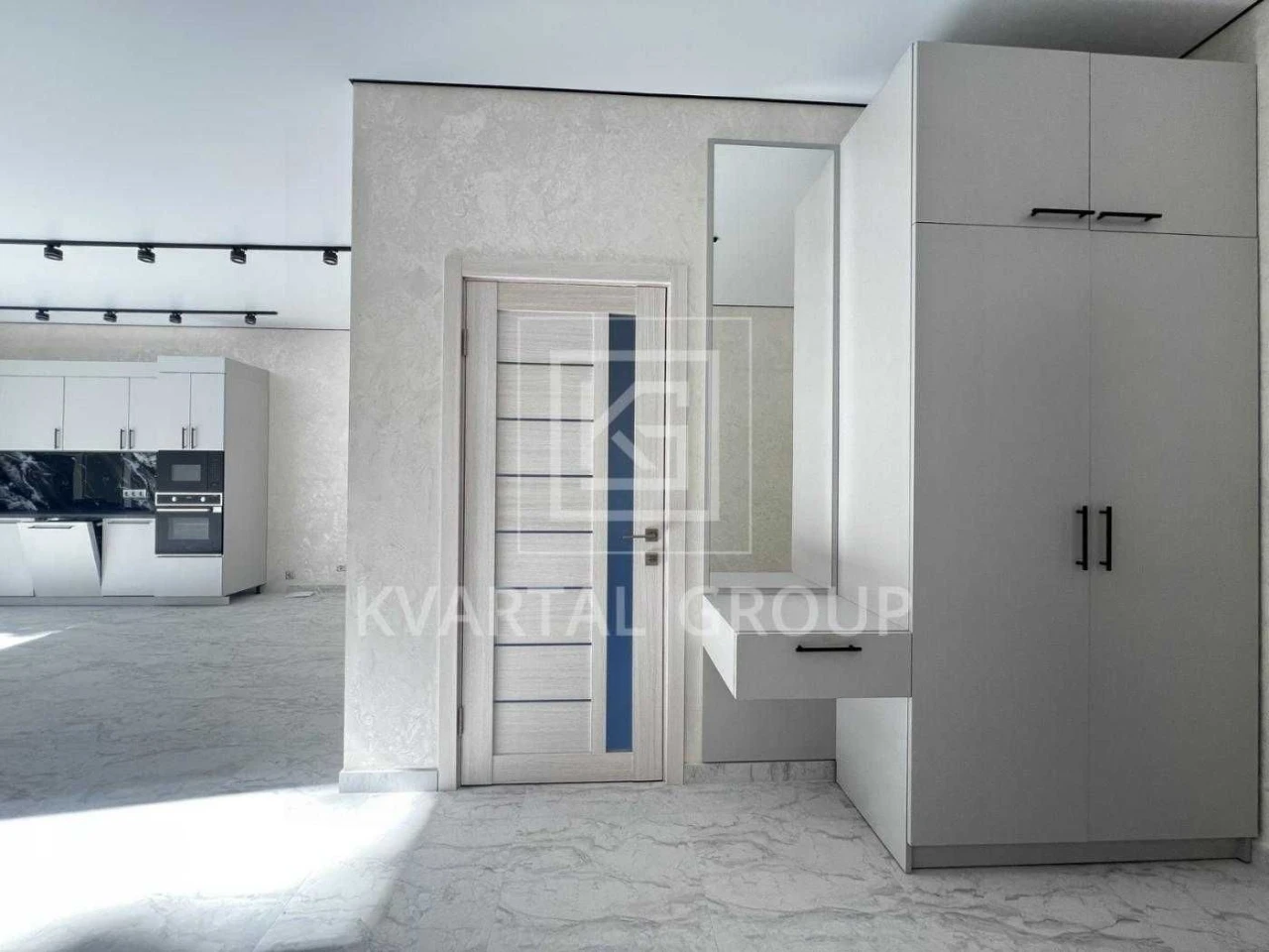 Продаж таунхауса з ремонтом 103 кв м, 4 кімнати, вбудована к